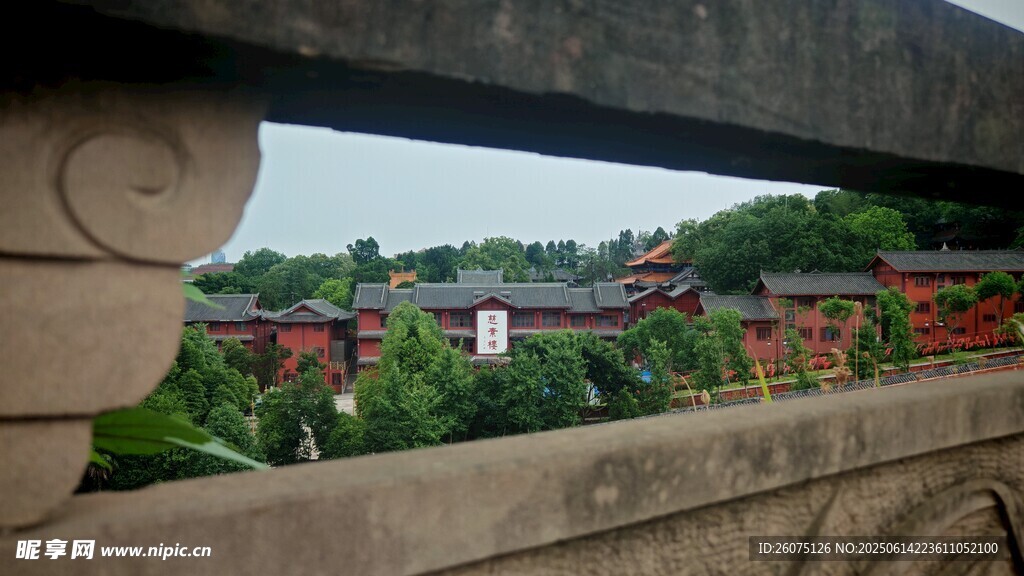 透過欄桿看遠(yuǎn)處風(fēng)景