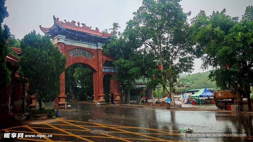 中式牌坊下的雨后街景
