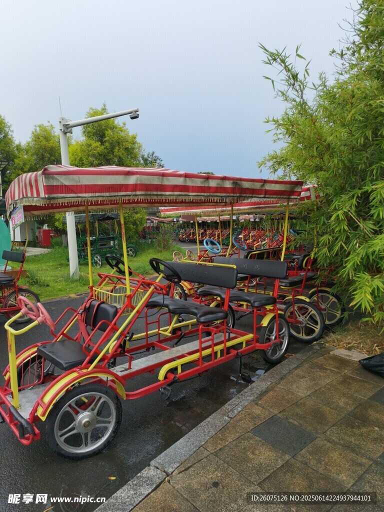 彩色多人觀光自行車