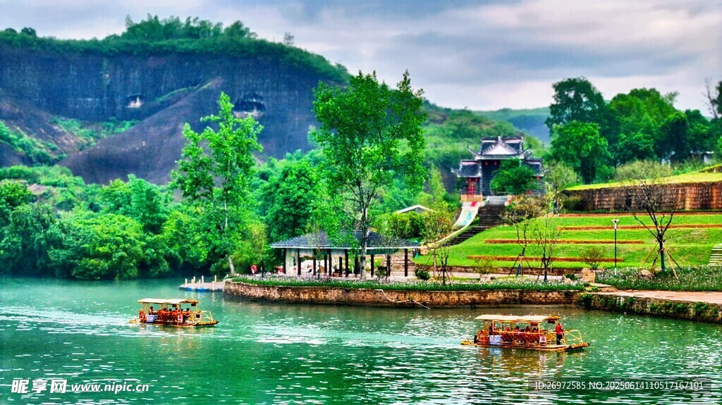 青山綠水間的泛舟美景