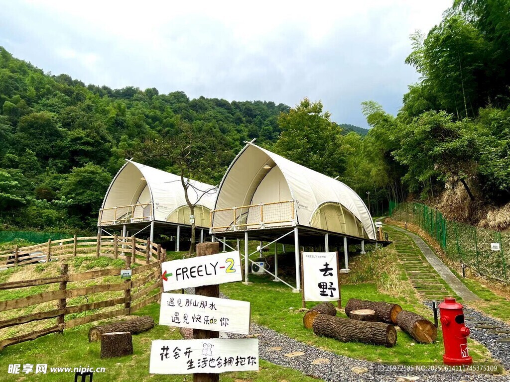 山間露營帳篷營地場景