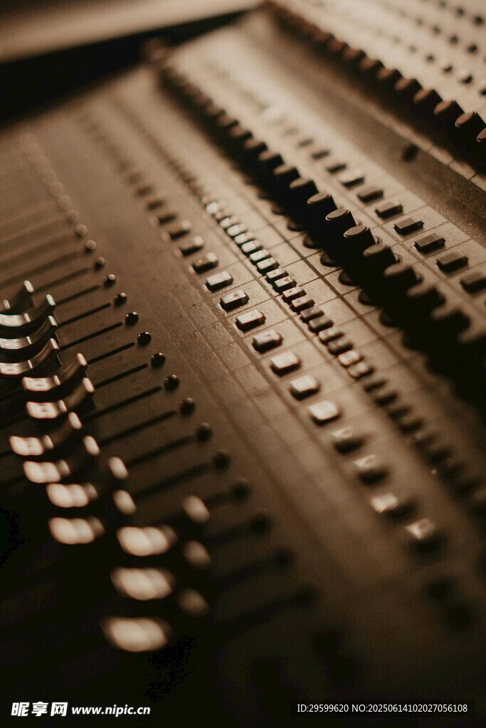 專業音頻混音控制臺特寫