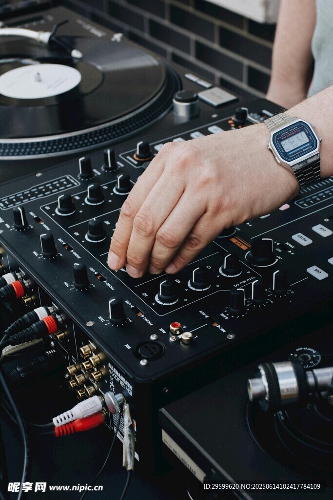 DJ操控混音臺瞬間