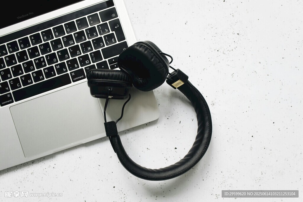 筆記本電腦上的黑色耳機