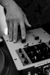 DJ手部操作混音臺瞬間