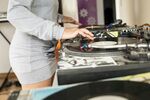 女性DJ專注操作混音設備