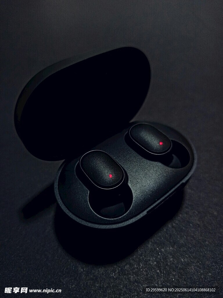 黑色無線藍牙耳機及充電盒