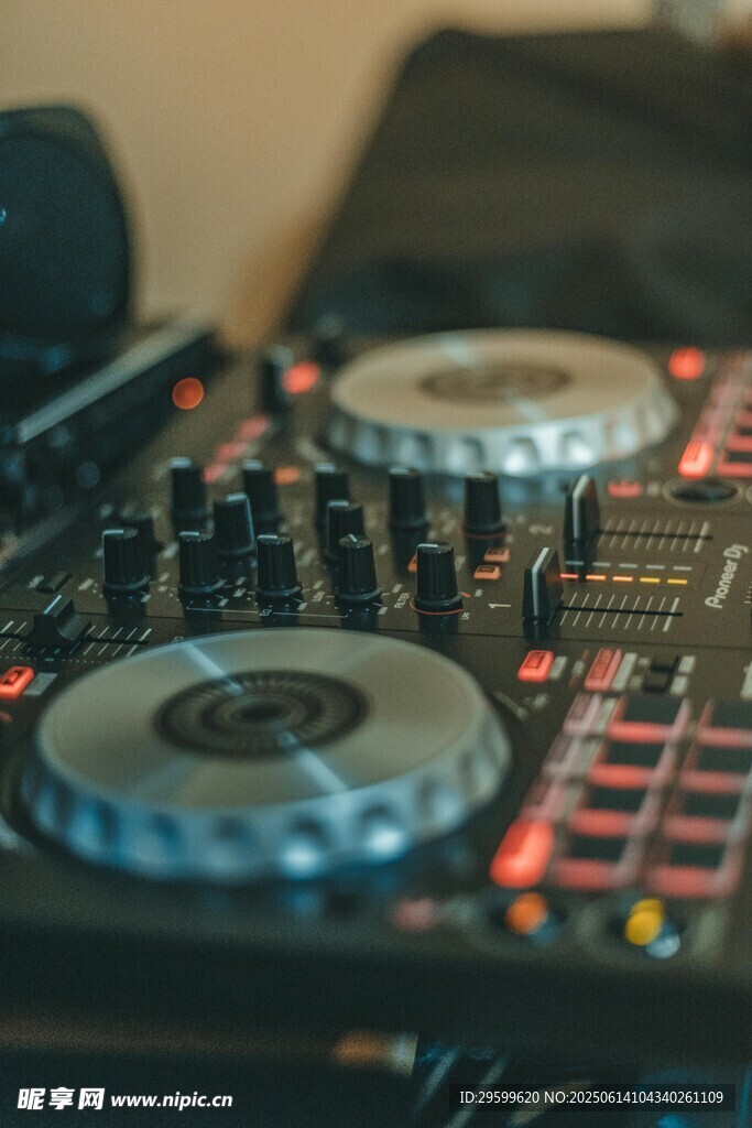 專業DJ混音設備特寫