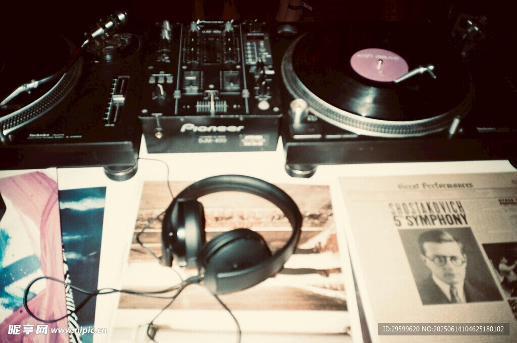 DJ設(shè)備與唱片的音樂角落