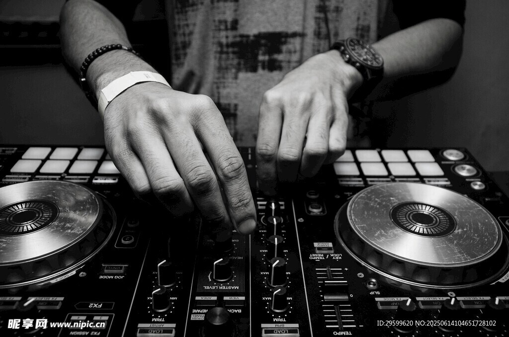 DJ雙手操控混音設備