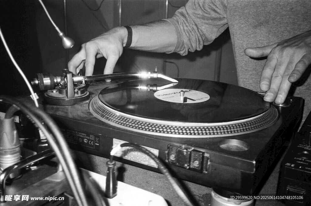 DJ專注操作唱片機