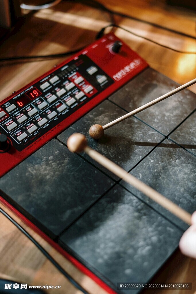 桌上計(jì)算器旁的木槌與球