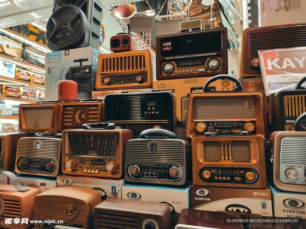 復古收音機堆疊展示