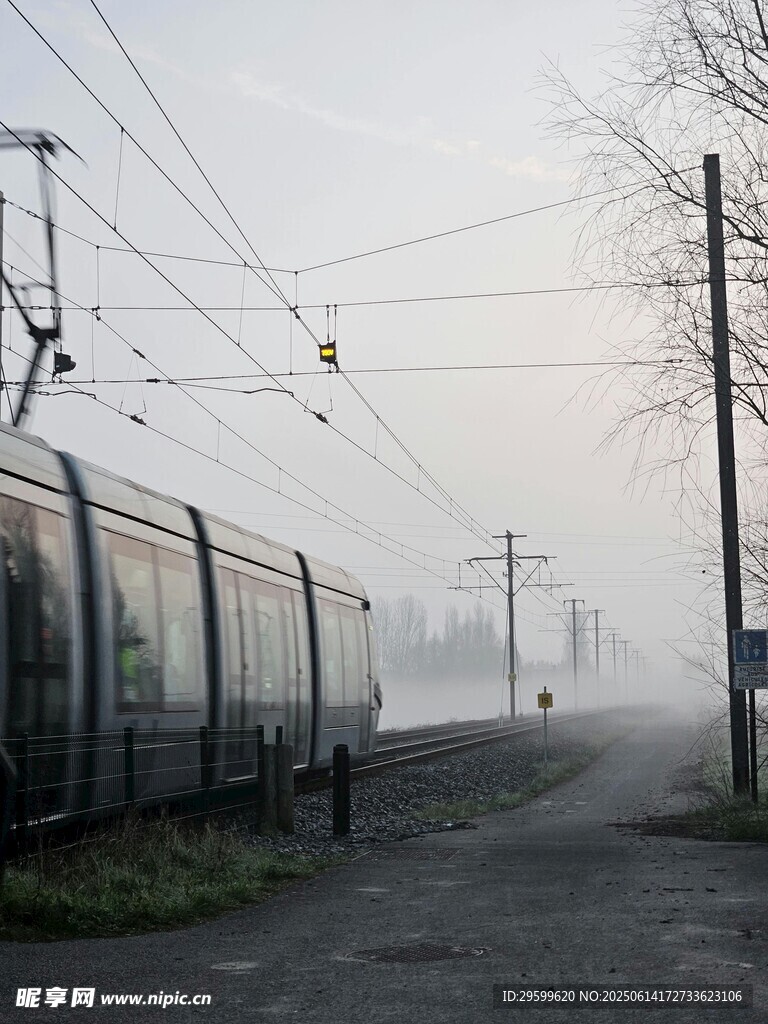 霧中行駛的列車