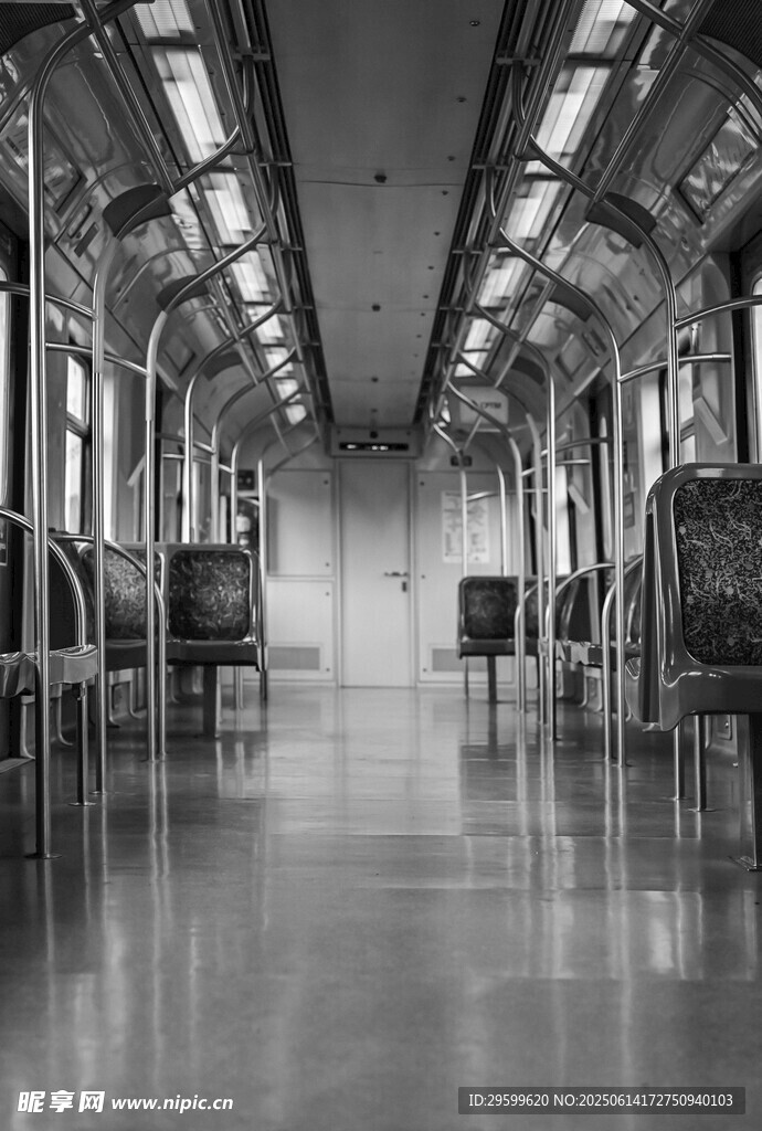 空曠的地鐵車廂內部