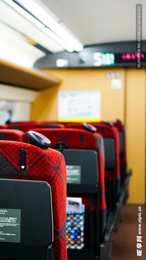 列車內(nèi)的紅色座椅景觀