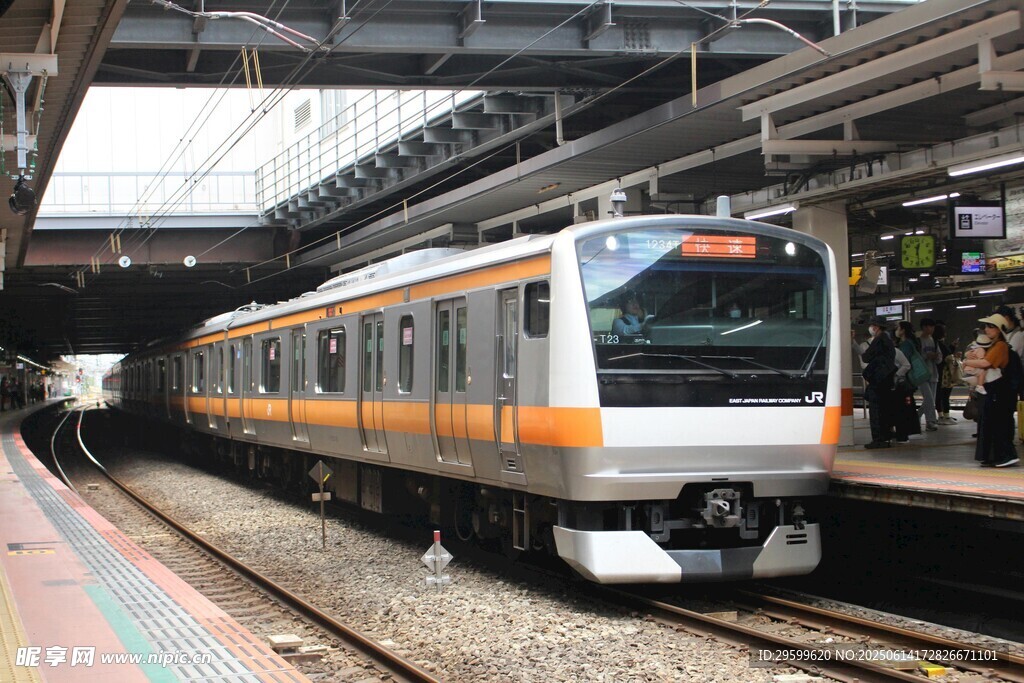 站臺停靠的現代有軌電車