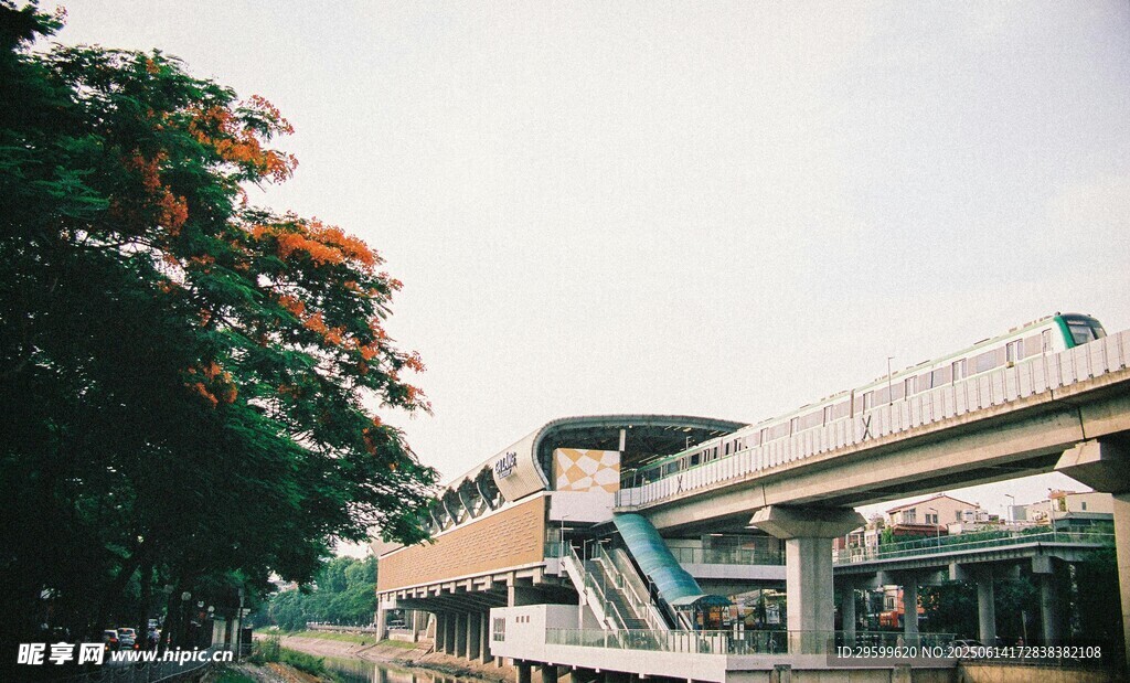 城市中的高架軌道交通設施