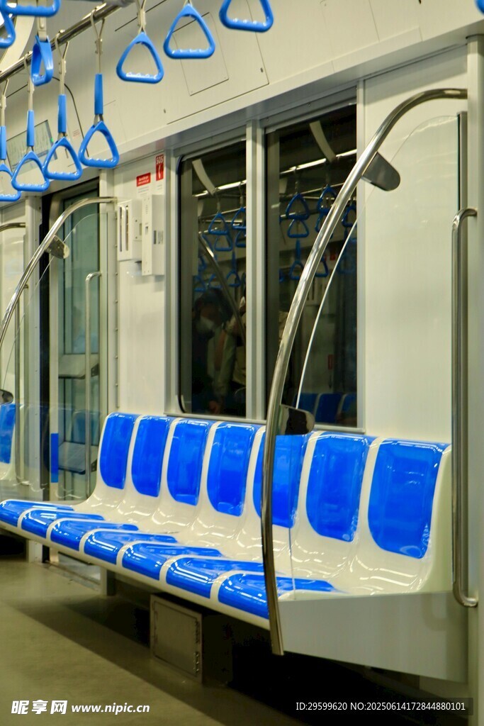 地鐵車廂內的藍色座椅