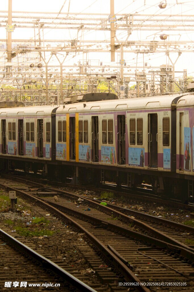 鐵軌上行駛的多彩列車