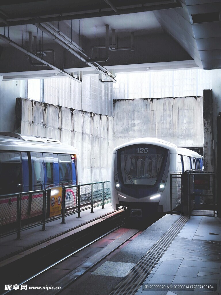 地鐵站內列車進站場景