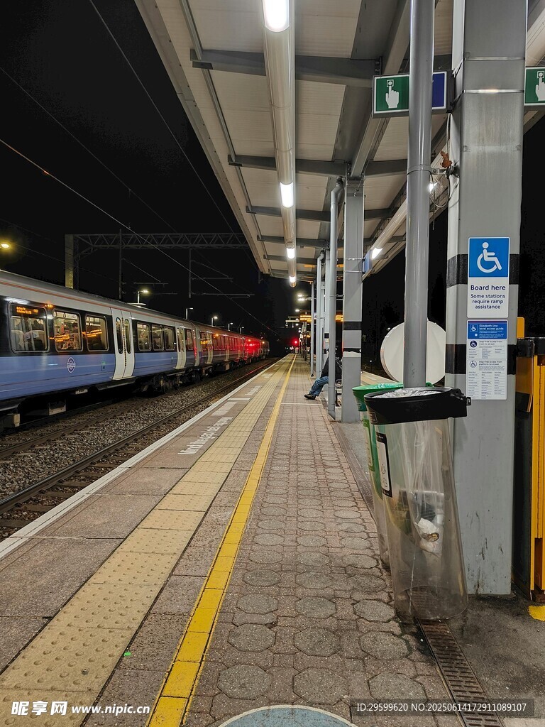 夜晚的火車站臺場景