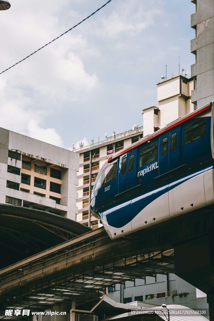 高架軌道上的藍白列車
