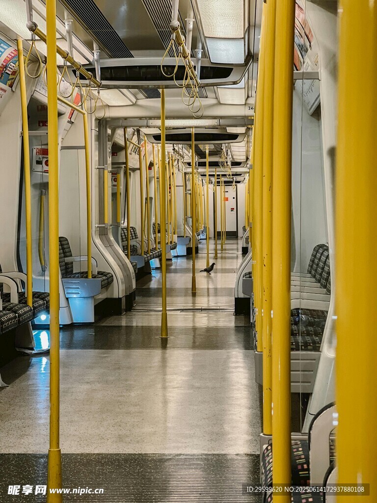 地鐵車廂內部的黃色扶手