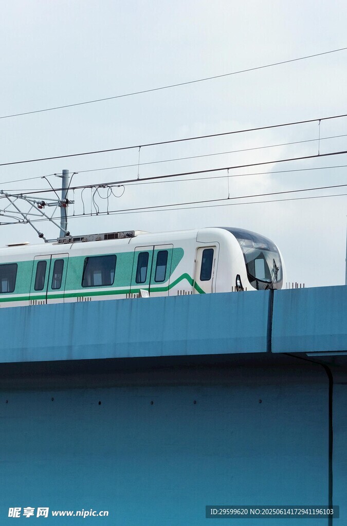高架上行駛的綠色列車