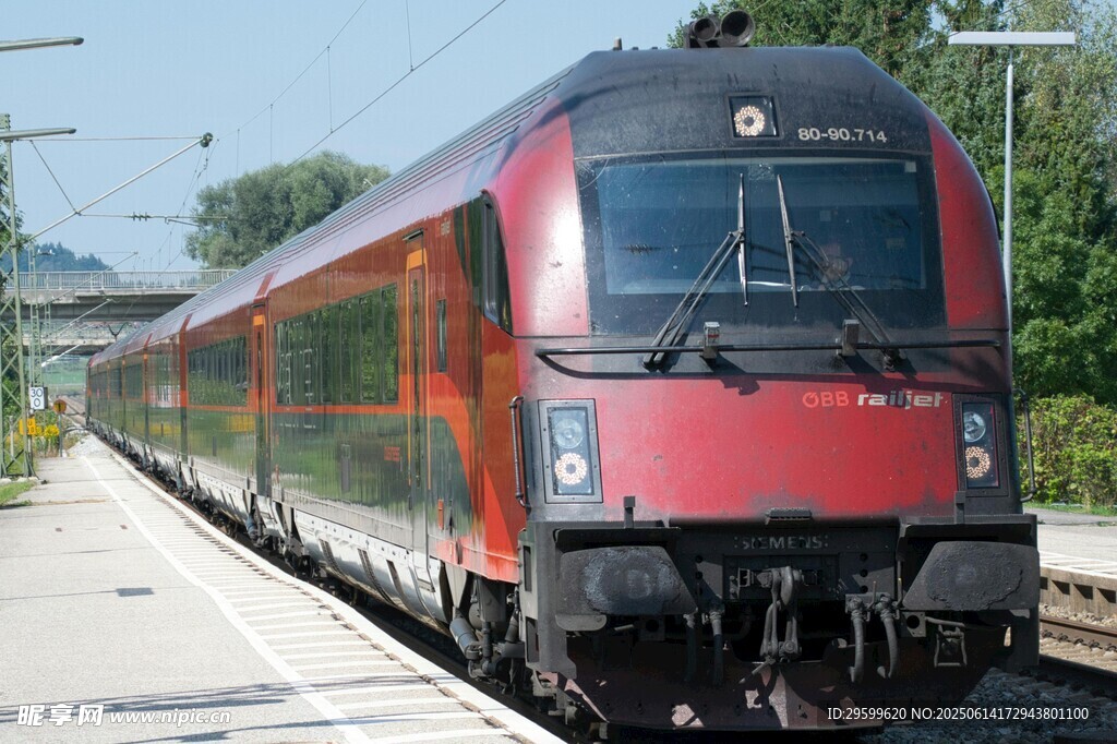 紅色列車停靠在站臺(tái)