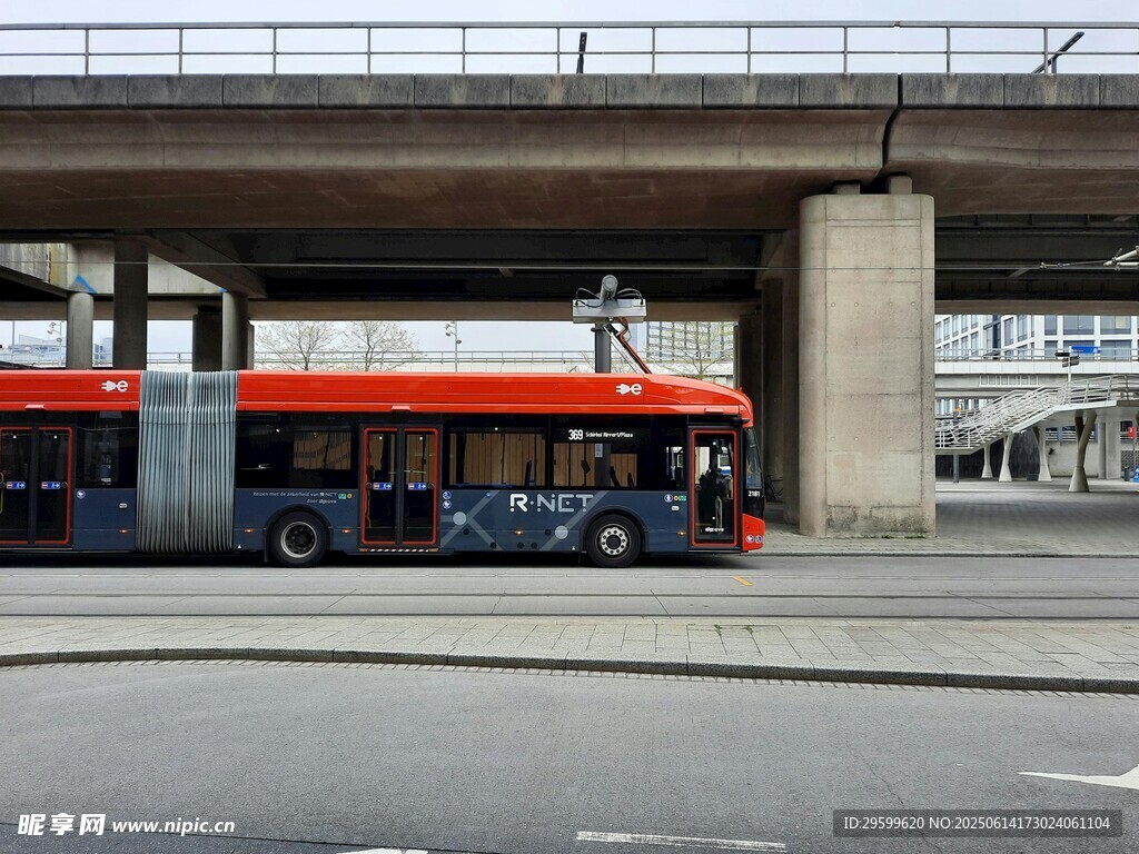城市道路上的紅色公交