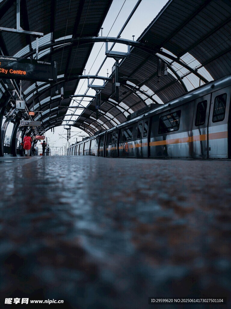 地鐵站臺的靜謐瞬間