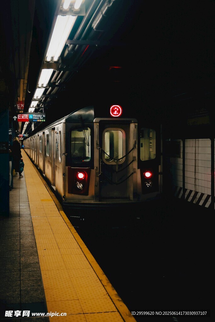 地鐵站內停靠的列車