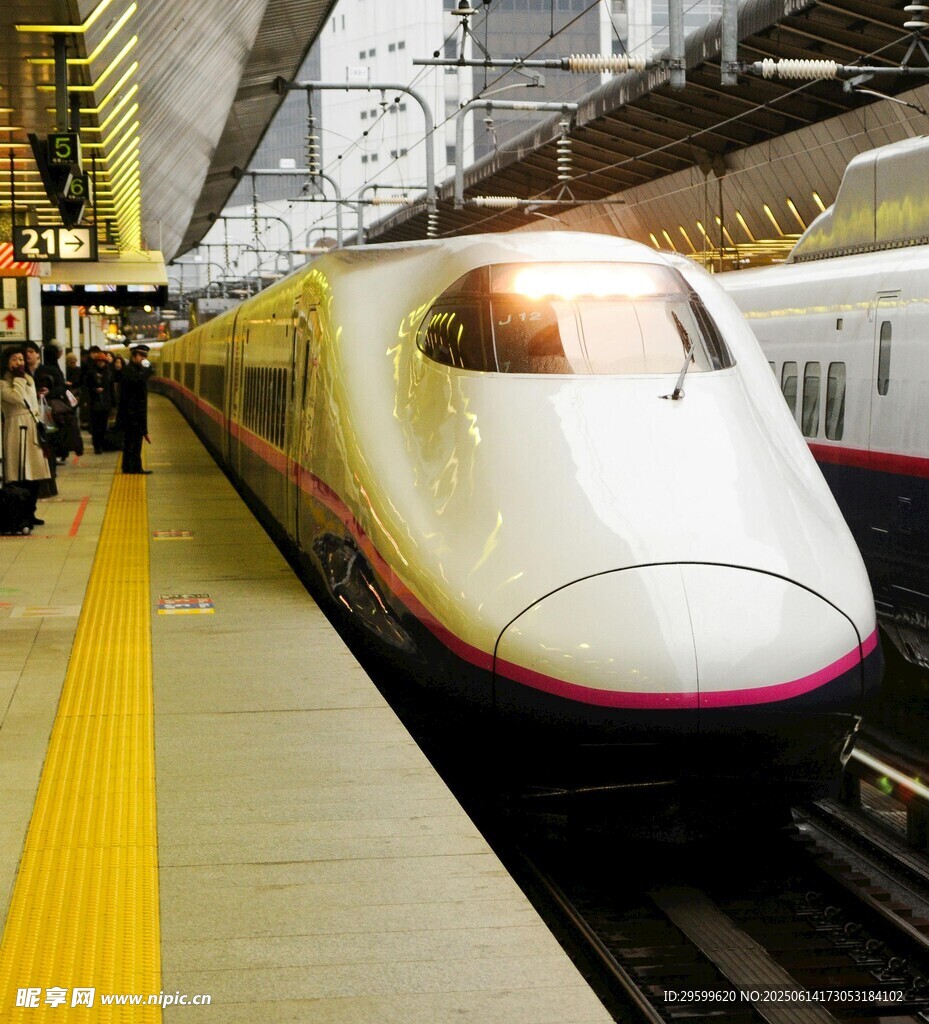 站臺邊的高速列車