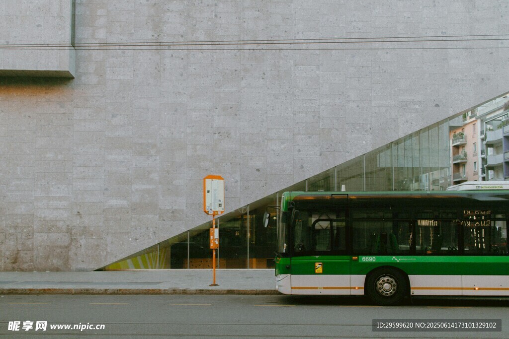 城市街道旁的綠色公共汽車