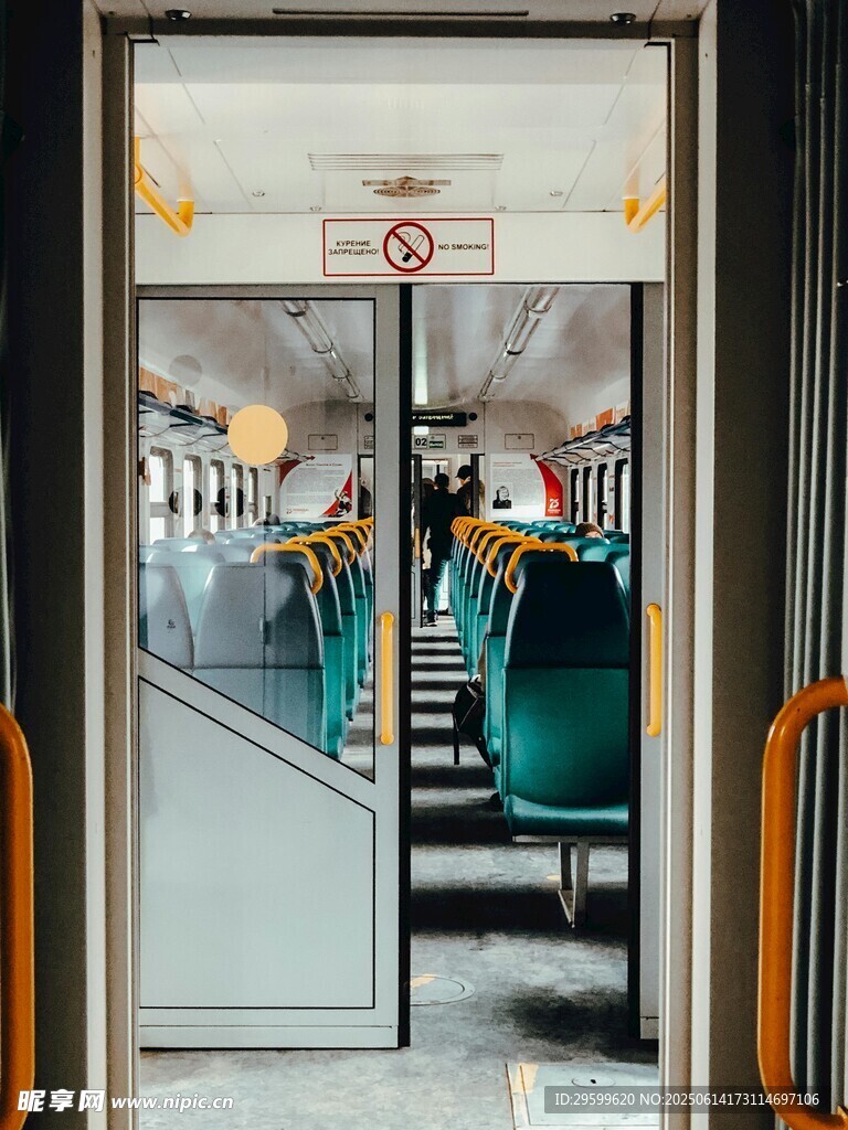 地鐵車廂內部景象