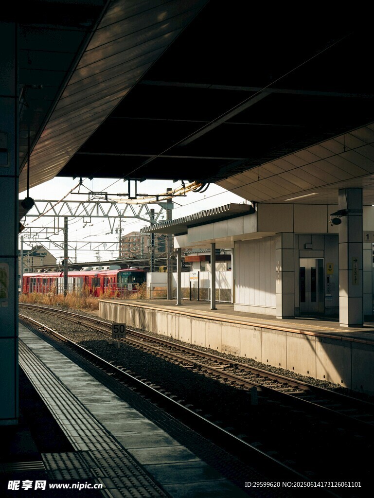 空曠的火車站臺場景