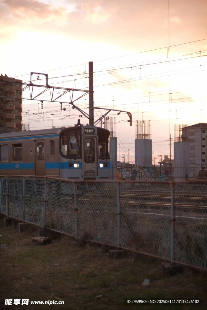 夕陽下的鐵軌與城市景象