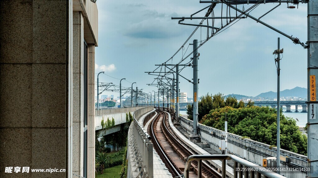 城市高架軌道交通景象