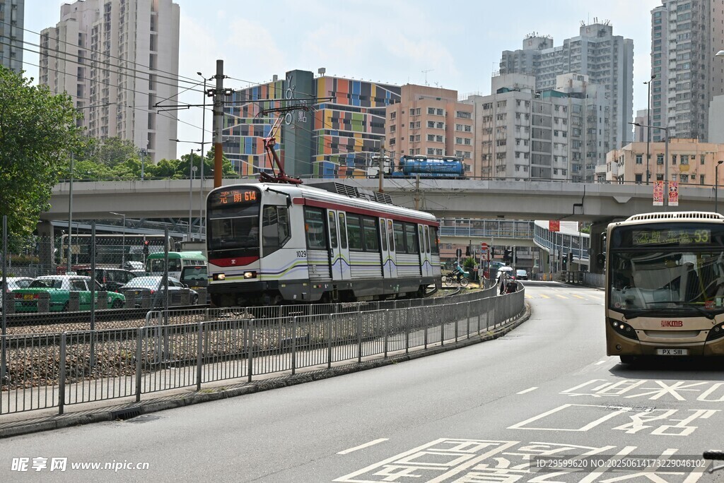城市道路上行駛的公交車輛