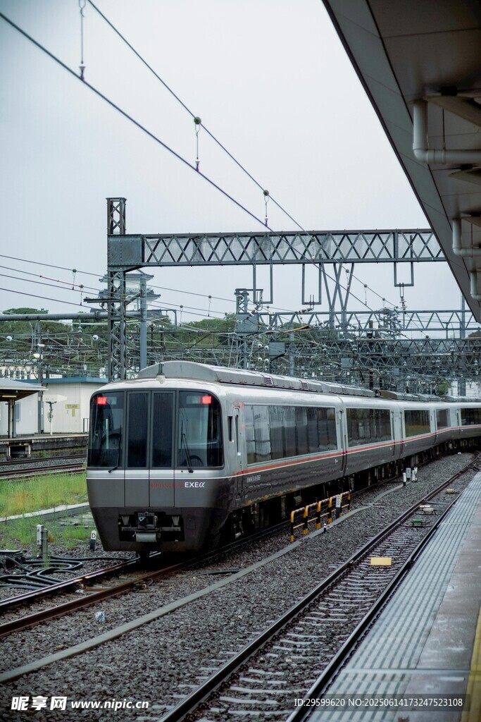 站臺邊停靠的銀色列車
