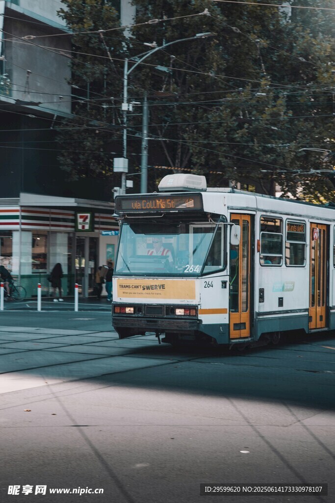 城市街道上的復古有軌電車