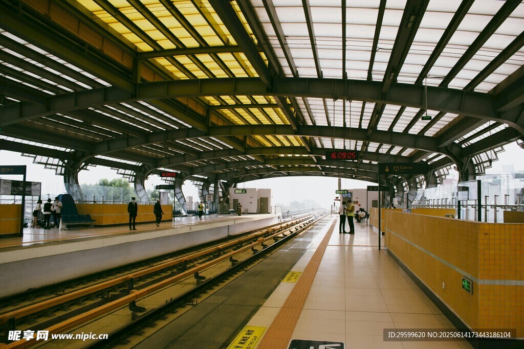 現(xiàn)代風(fēng)格的空曠火車站臺(tái)