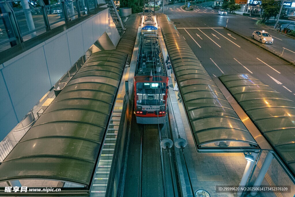 城市軌道交通列車穿行畫面