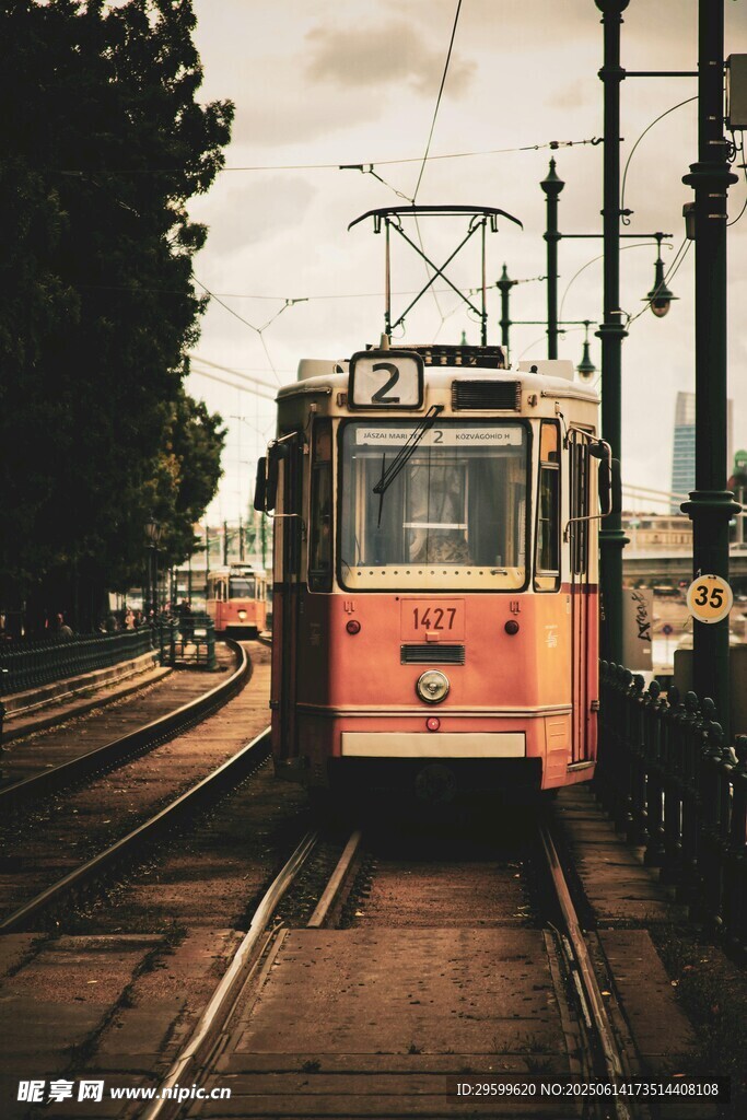 復(fù)古有軌電車行駛在軌道上