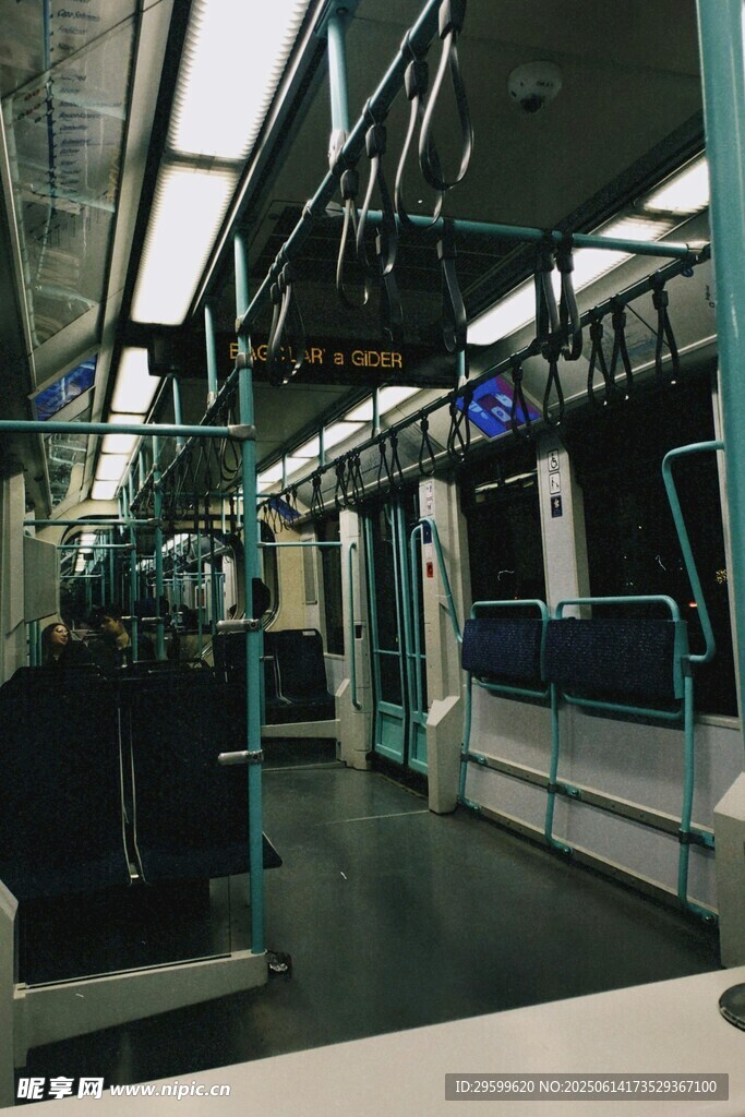 地鐵車廂內(nèi)景