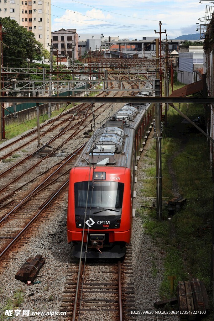 鐵軌上的紅色列車