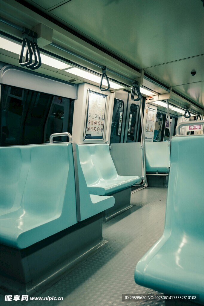 地鐵車廂內的空蕩座椅