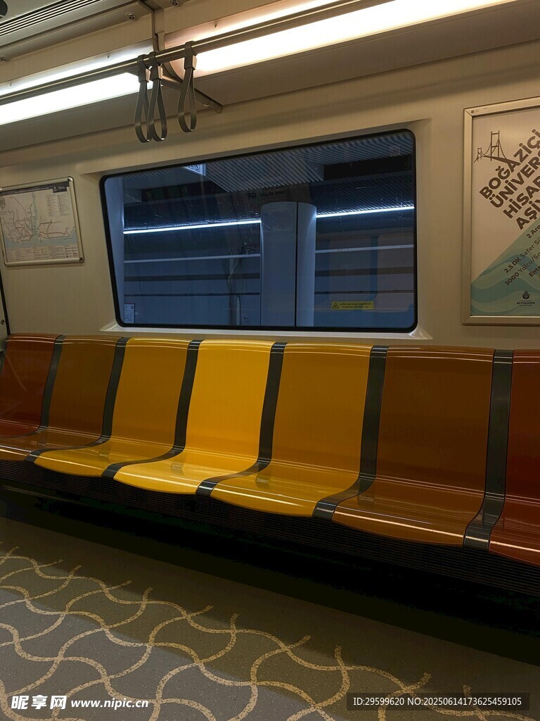 地鐵車廂內的空座椅