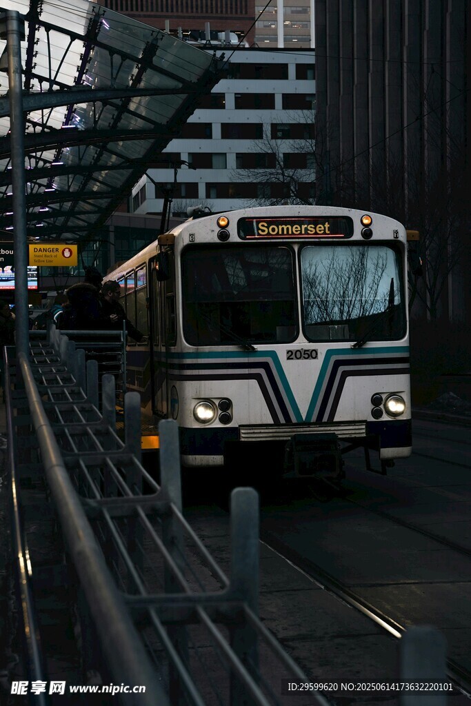 城市軌道列車行駛畫面